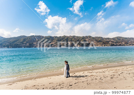 海辺を楽しそうに歩く新郎新婦 海辺を楽しそうに歩く新郎新婦 99974877