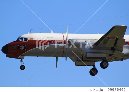 入間基地航空祭で飛行展示を実施するYS-11FC 99976442