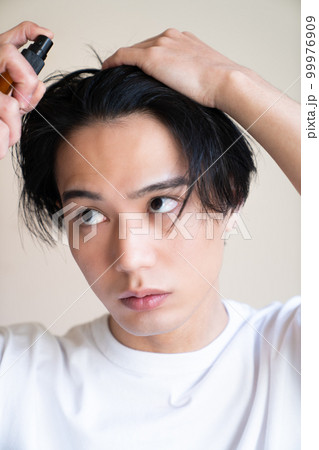 寝癖を直している男性のファッションポートレート 若い 美髪 ヘアケア AGA M字ハゲ 育毛 寝癖を直している男性のファッションポートレート 若い 美髪 ヘアケア AGA M字ハゲ 育毛 99976909