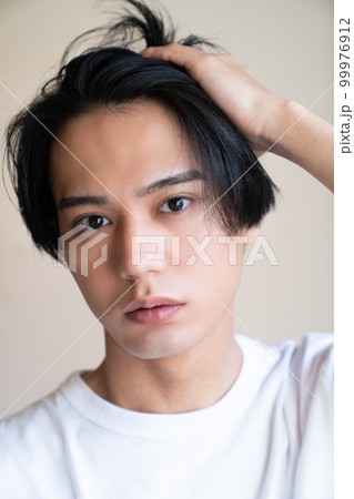 肌の綺麗な男性　ポートレート　美髪　脱毛　ヒゲ　白Tシャツ　かっこいい　かわいい　センターパート 99976912