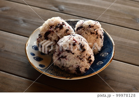 赤紫蘇おにぎり 99978128