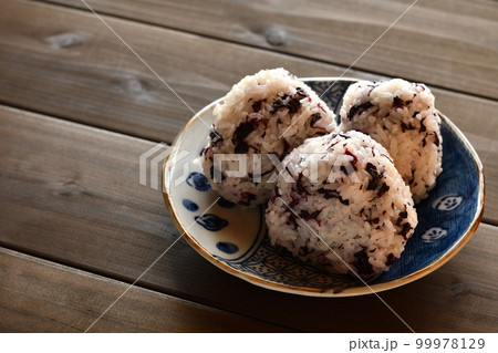 赤紫蘇おにぎり 99978129