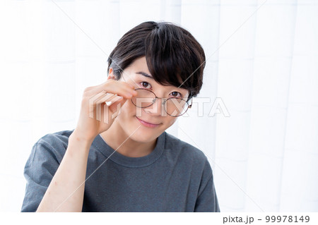 眼鏡を外す男性 99978149