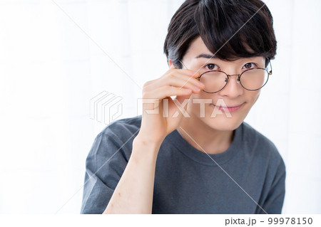 眼鏡を外す男性 99978150