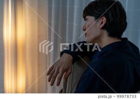 夜中に考え込む男性 99978733