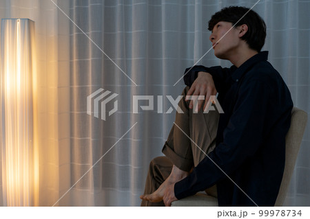 夜中に考え込む男性 99978734
