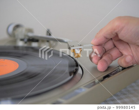 アナログレコードプレーヤーに針を落とし音楽を聴く日常 99980145