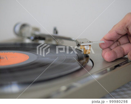 アナログレコードプレーヤーに針を落とし音楽を聴く日常 99980298