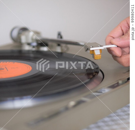 アナログレコードプレーヤーに針を落とし音楽を聴く日常 99980411