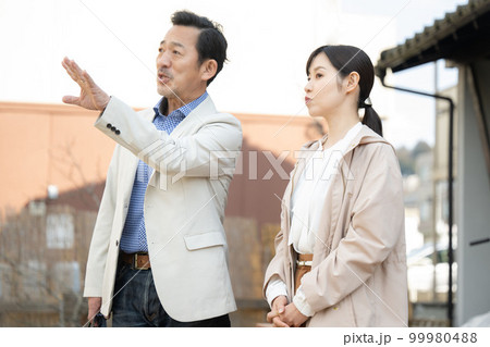 使いやすい夫婦喧嘩の一幕　奥様のご機嫌をとる旦那さん 99980488