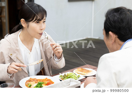 仲良し夫婦の食事の風景 99980500