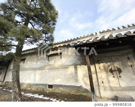 屋根の積雪　日本庭園 99980816