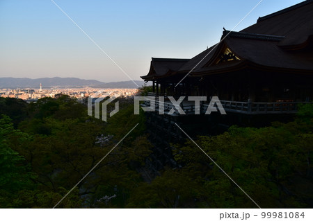 日本の春の京都 世界遺産の清水寺 清水の舞台と呼ばれる国宝の本堂 美しい朝日と桜と街並み 日本の春の京都 世界遺産の清水寺 清水の舞台と呼ばれる国宝の本堂 美しい朝日と桜と街並み 99981084