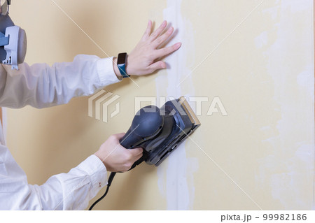 壁紙を貼る前の壁の下処理（ペーパーがけ） 99982186