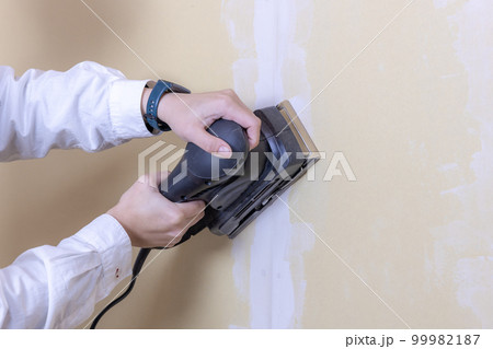 壁紙を貼る前の壁の下処理（ペーパーがけ） 99982187