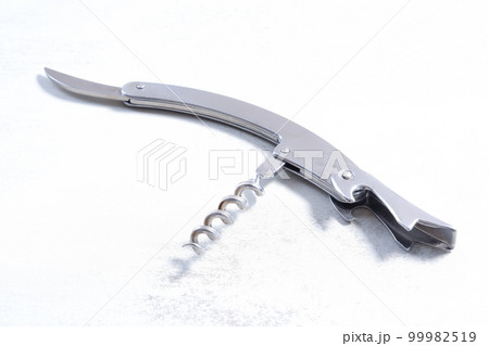 ワインのボトルのコルク栓を開けるソムリエナイフ ワインのボトルのコルク栓を開けるソムリエナイフ 99982519