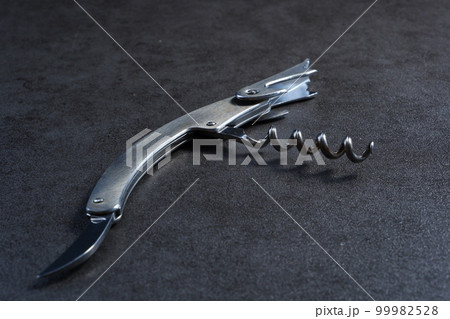 ワインのボトルのコルク栓を開けるソムリエナイフ 99982528