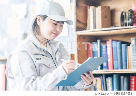 不用品の整理を行う専門スタッフ 99983403