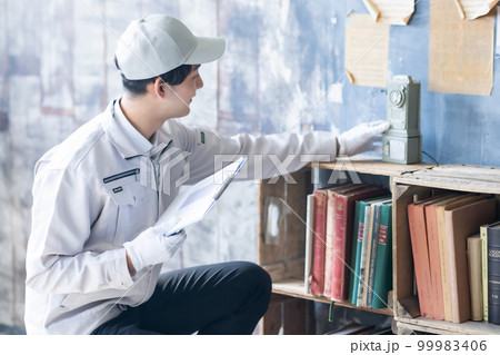 遺品の整理をする男性スタッフ 遺品の整理をする男性スタッフ 99983406