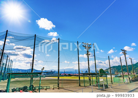 学校の校庭　グラウンド　青空　太陽 99983933
