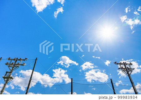 グラウンドの照明設備　青空　太陽 99983934