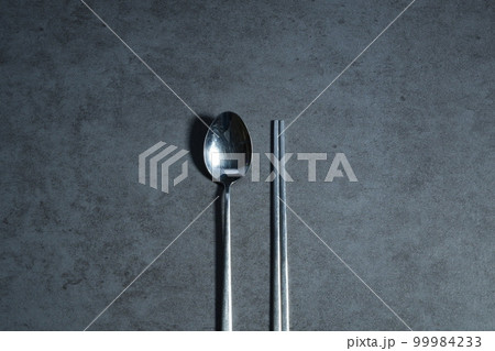 韓国スタイルのステンレス製のスプーンのスッカラと、お箸のチョッカラ 99984233