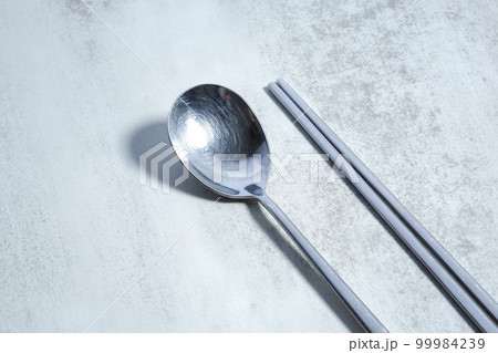 韓国スタイルのステンレス製のスプーンのスッカラと、お箸のチョッカラ 韓国スタイルのステンレス製のスプーンのスッカラと、お箸のチョッカラ 99984239