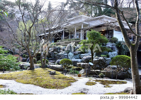 群馬県高崎市　徳明園・三徳記念館庭園散策路と新緑 99984442