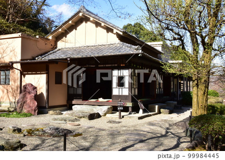 群馬県高崎市　徳明園・三徳記念館散策路と新緑 99984445