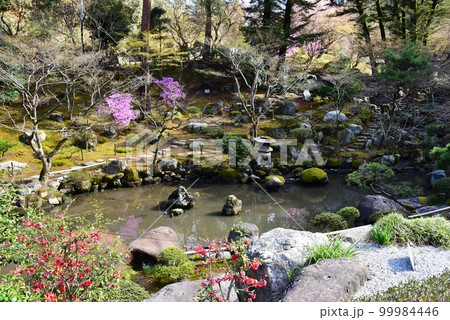 群馬県高崎市　徳明園・三徳記念館庭園散策路と新緑 99984446