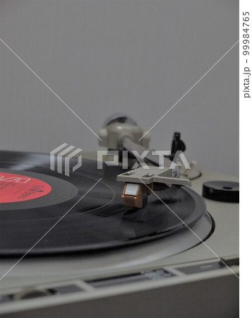 アナログレコードプレーヤーで音楽を聴く日常 99984765