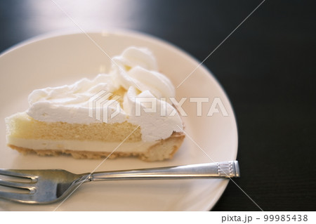 生クリームたっぷりのケーキを純喫茶で撮影 生クリームたっぷりのケーキを純喫茶で撮影 99985438