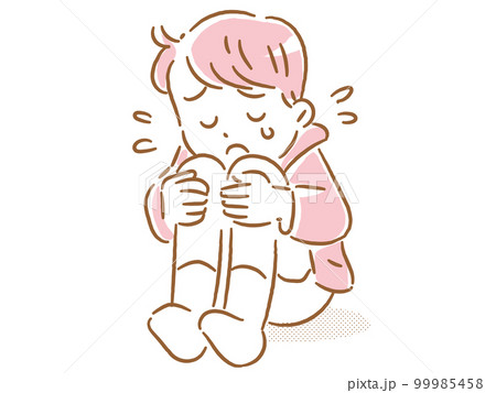 涙を流しながら膝を抱えてなく男の子 99985458