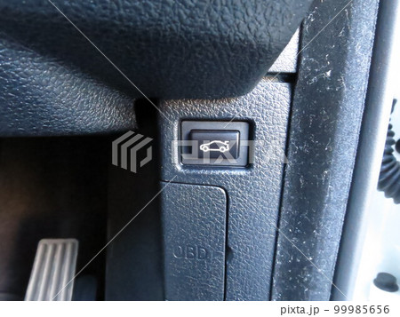 セダンタイプの自動車のトランクケースを運転席から開けるボタン 99985656