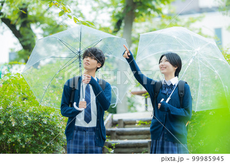 高校生　カップル　雨 99985945
