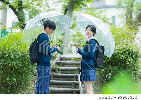 高校生 カップル 雨 高校生 カップル 雨 99985953