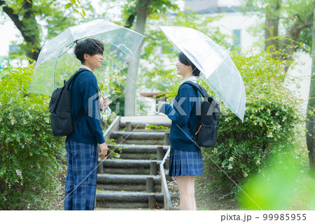 高校生 カップル 雨 高校生 カップル 雨 99985955