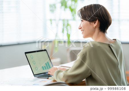ビジネスシーン　女性　 99986108