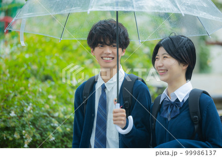 高校生　カップル　雨 99986137