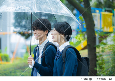 高校生 カップル 雨 高校生 カップル 雨 99986138