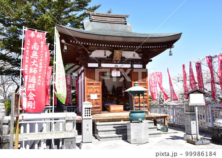 群馬県高崎市 高崎白衣大観音 慈眼院境内の大師堂と満開桜 群馬県高崎市 高崎白衣大観音 慈眼院境内の大師堂と満開桜 99986184