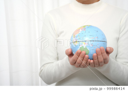 地球儀を持って立つ女性 地球儀を持って立つ女性 99986414