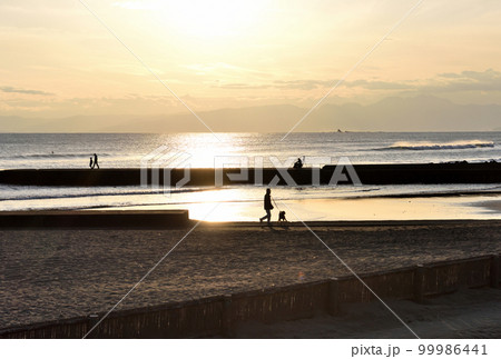 鵠沼海岸引地川河口の夕陽と人々のシルエット 鵠沼海岸引地川河口の夕陽と人々のシルエット 99986441