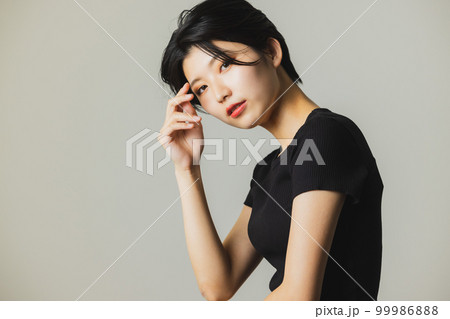 黒いTシャツの女性 99986888