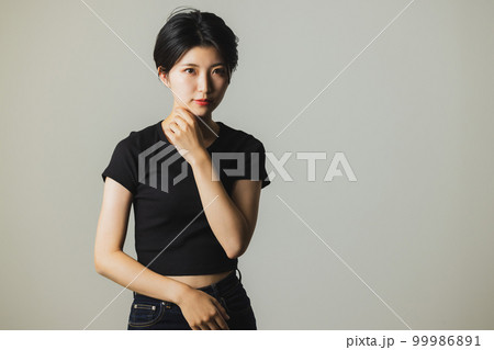 黒いTシャツの女性 99986891