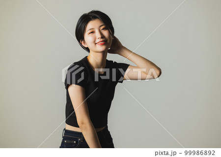 黒いTシャツの女性 黒いTシャツの女性 99986892