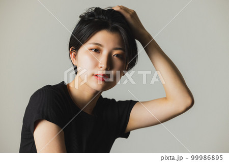 黒いTシャツの女性 99986895