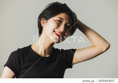 黒いTシャツの女性 99986897