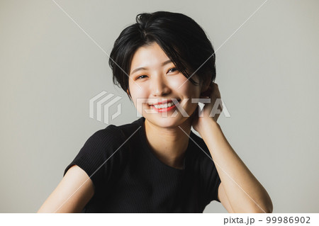 黒いTシャツの女性 99986902