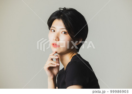 黒いTシャツの女性 99986903